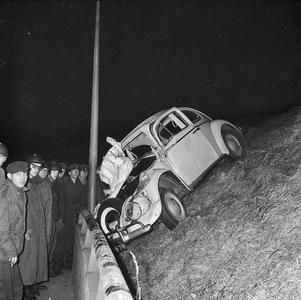 126606 Afbeelding van de verongelukte auto van een Amerikaanse militair op het talud van de Rijksweg 22 te Utrecht, ter ...